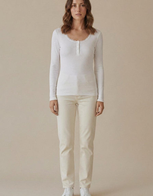 Beatriz | Camiseta de canalé con encaje y botones - Blanco