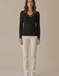 Carlota | Camiseta de cuello pico con encaje - Negro