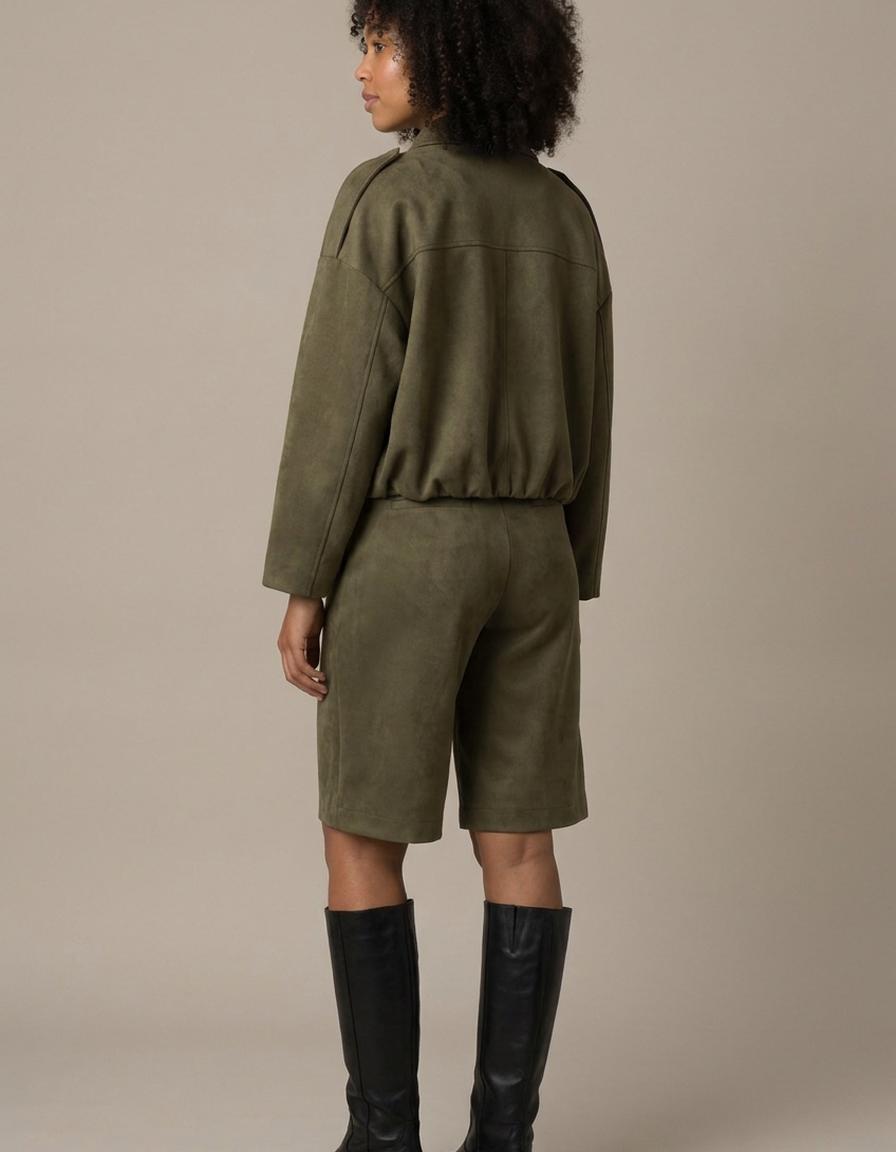 Claudia | Conjunto chaqueta de antelina y bermuda - Verde militar