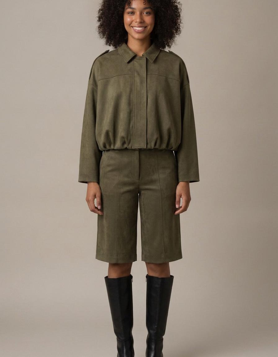 Claudia | Conjunto chaqueta de antelina y bermuda - Verde militar