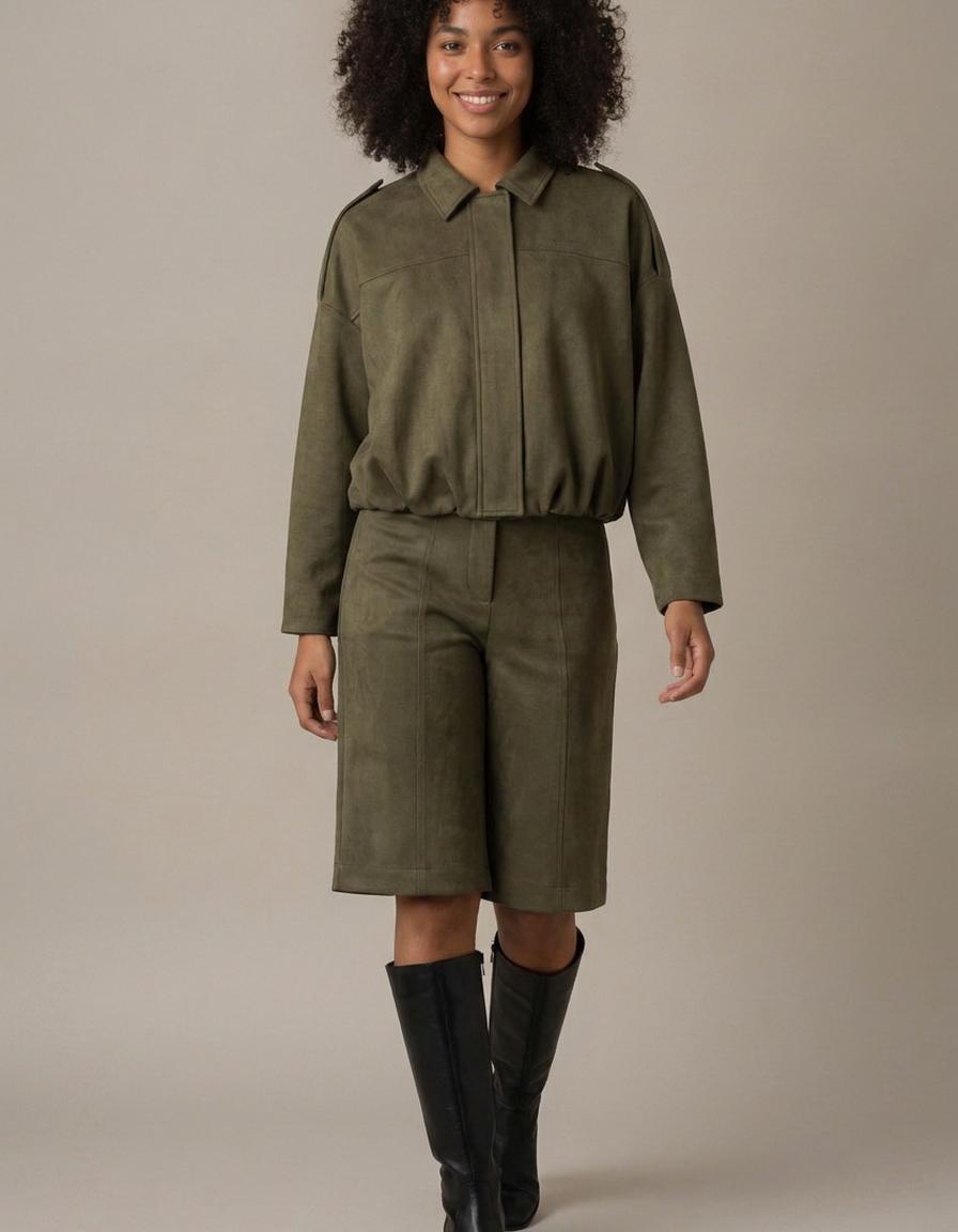 Claudia | Conjunto chaqueta de antelina y bermuda - Verde militar